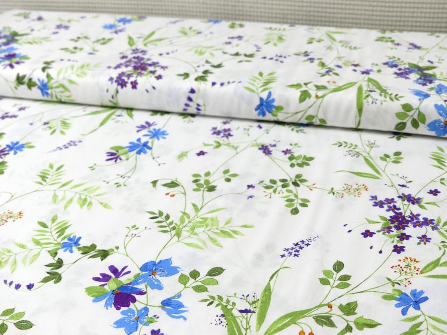 Patchworkstoff Clothworks aus der Serie Flowershop lila blau Patchworkstoff Clothworks aus der Serie Flowershop lila blau Blüten auf weiß filigrane Baumwollstoff Blüten auf weiß Ausschnitt